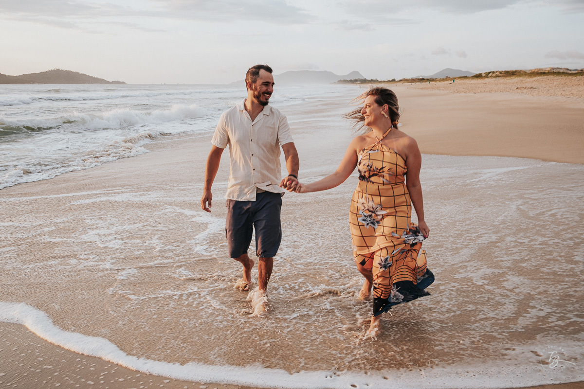 Fotografia de nascer do Sol, ensaio casal, praia do campeche em Florianópolis-SC.