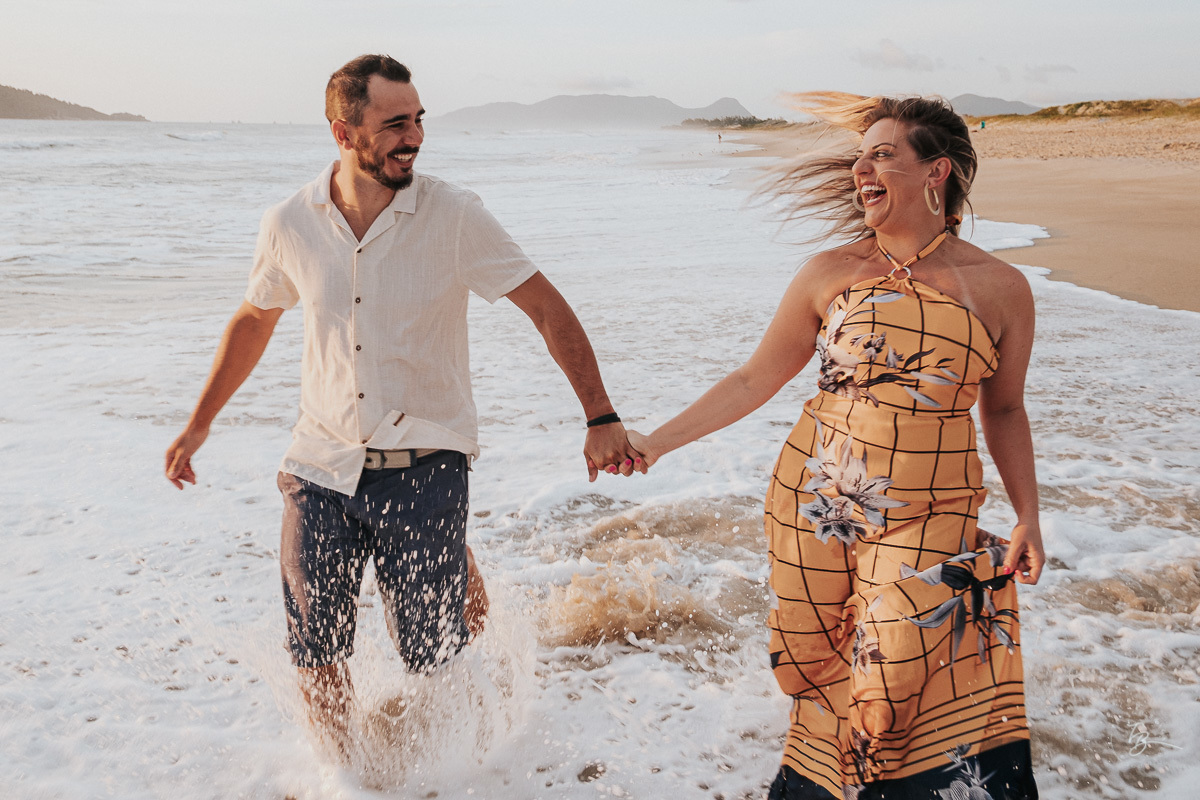 Fotografia de nascer do Sol, ensaio casal, praia do campeche em Florianópolis-SC.