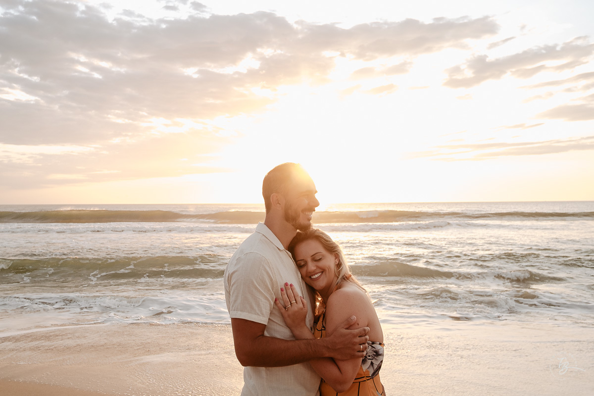 Fotografia de nascer do Sol, ensaio casal, praia do campeche em Florianópolis-SC.