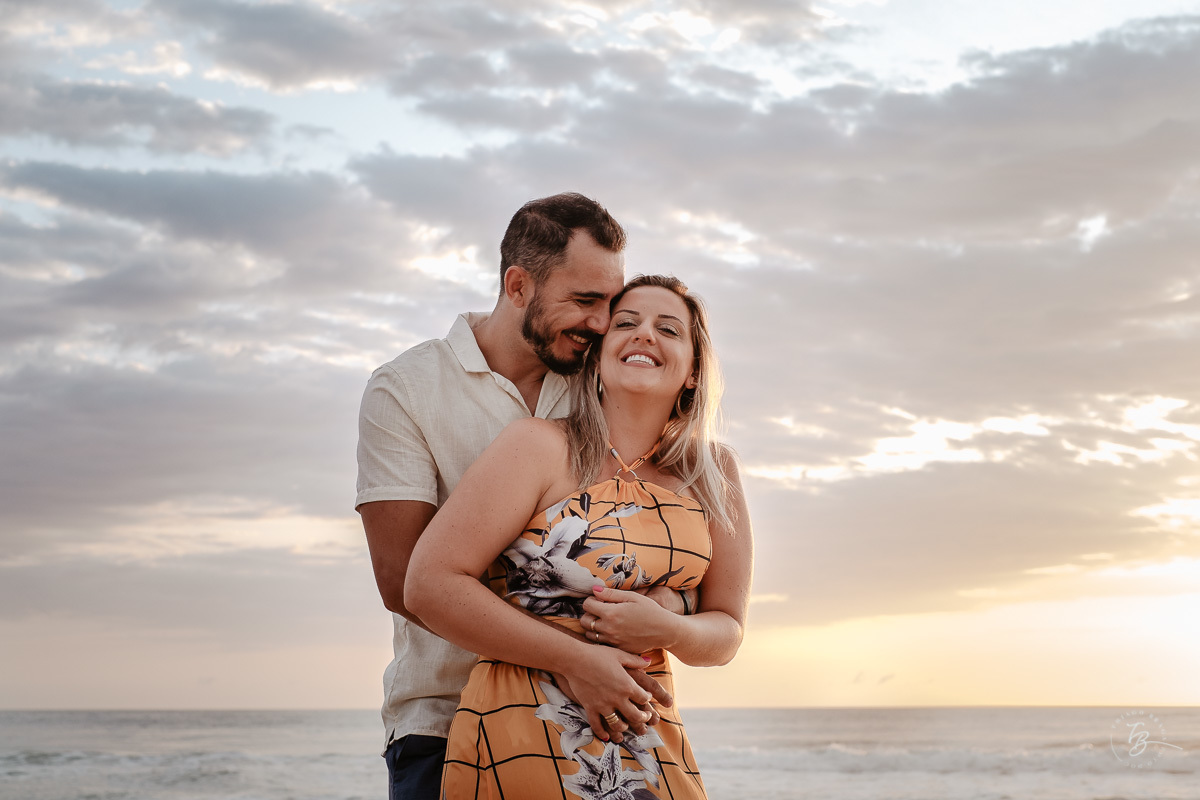 Fotografia de nascer do Sol, ensaio casal, praia do campeche em Florianópolis-SC.