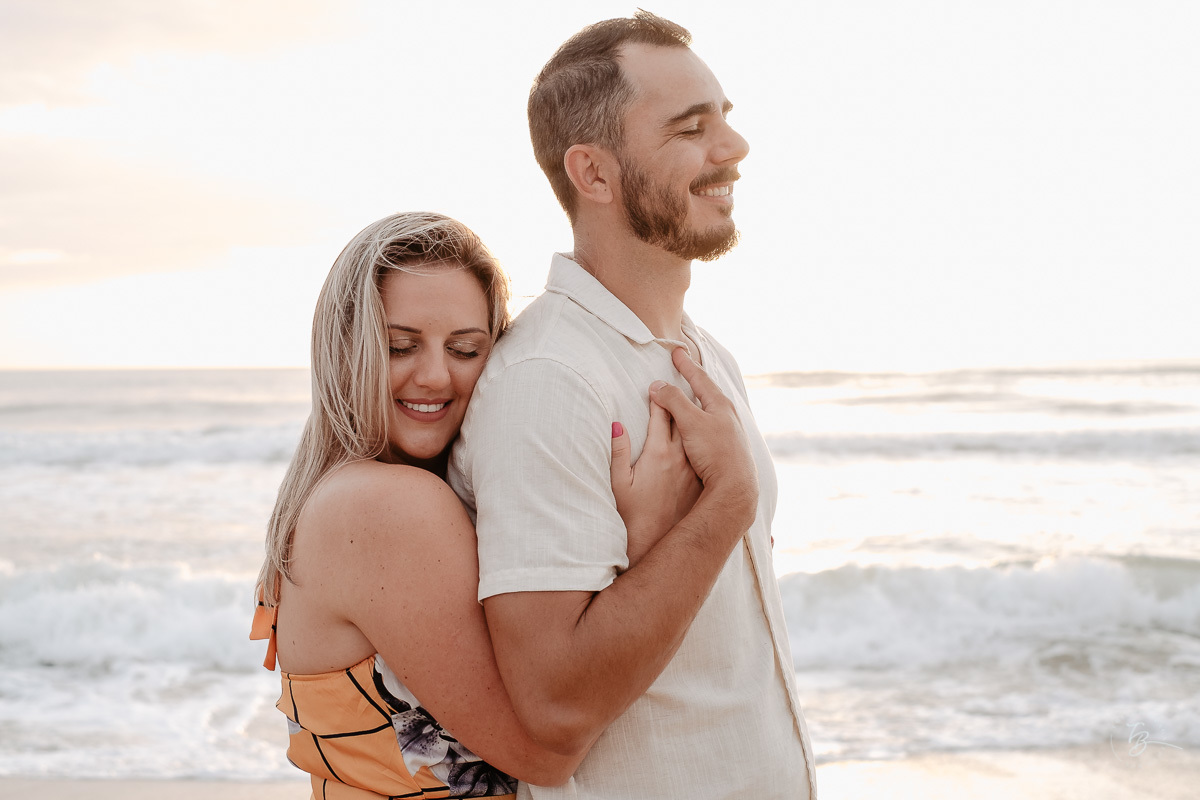 Fotografia de nascer do Sol, ensaio casal, praia do campeche em Florianópolis-SC.