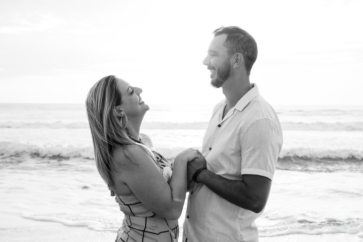 Fotografia de nascer do Sol, ensaio casal, praia do campeche em Florianópolis-SC.