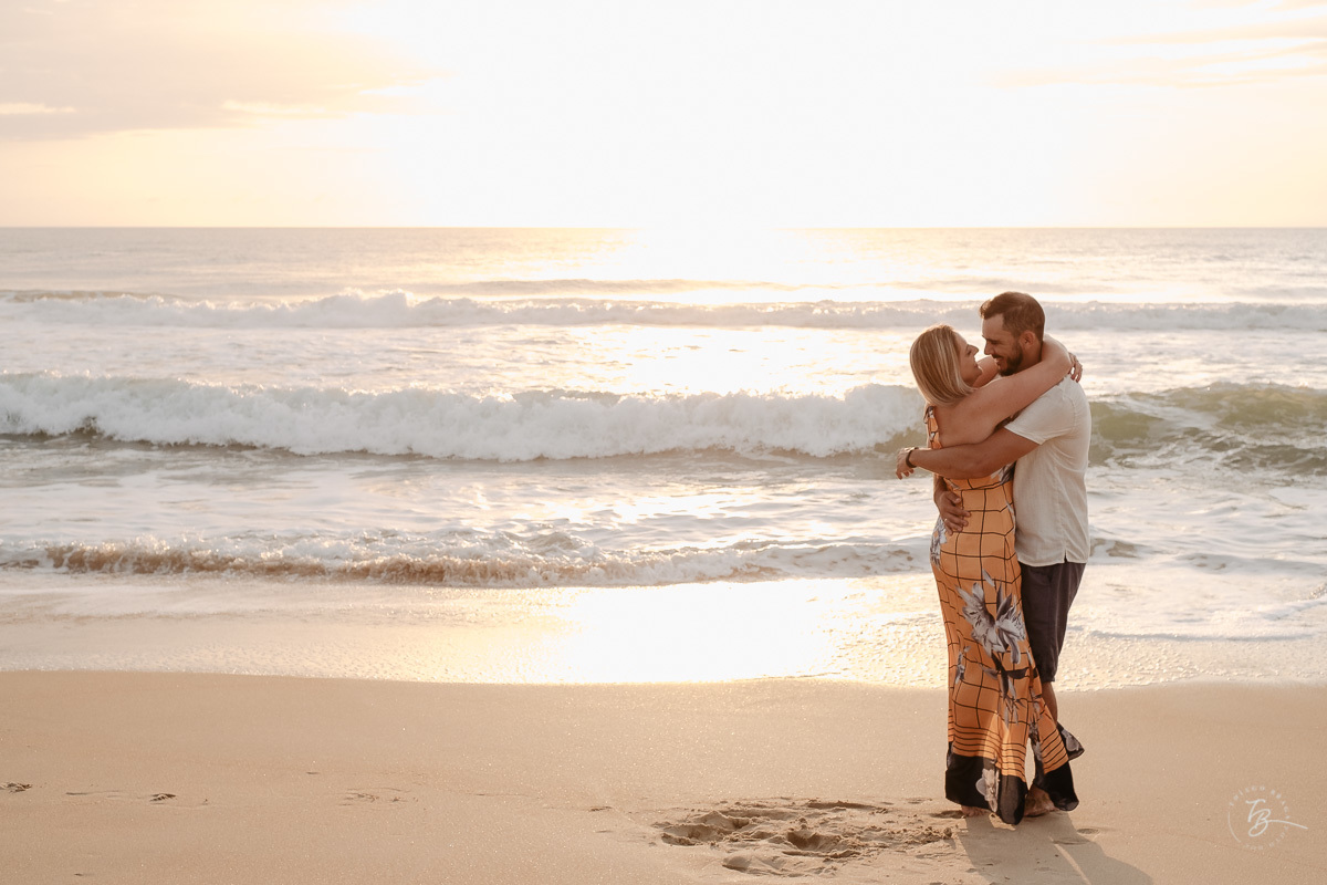 Fotografia de nascer do Sol, ensaio casal, praia do campeche em Florianópolis-SC.