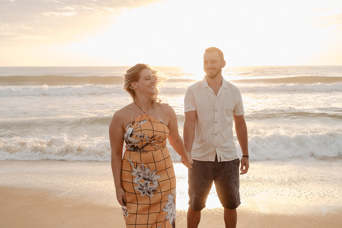 Fotografia de nascer do Sol, ensaio casal, praia do campeche em Florianópolis-SC.