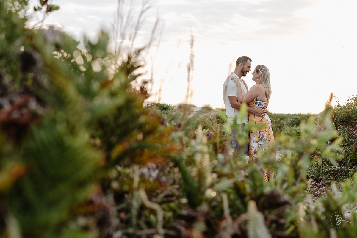 Fotografia de nascer do Sol, ensaio casal, praia do campeche em Florianópolis-SC.