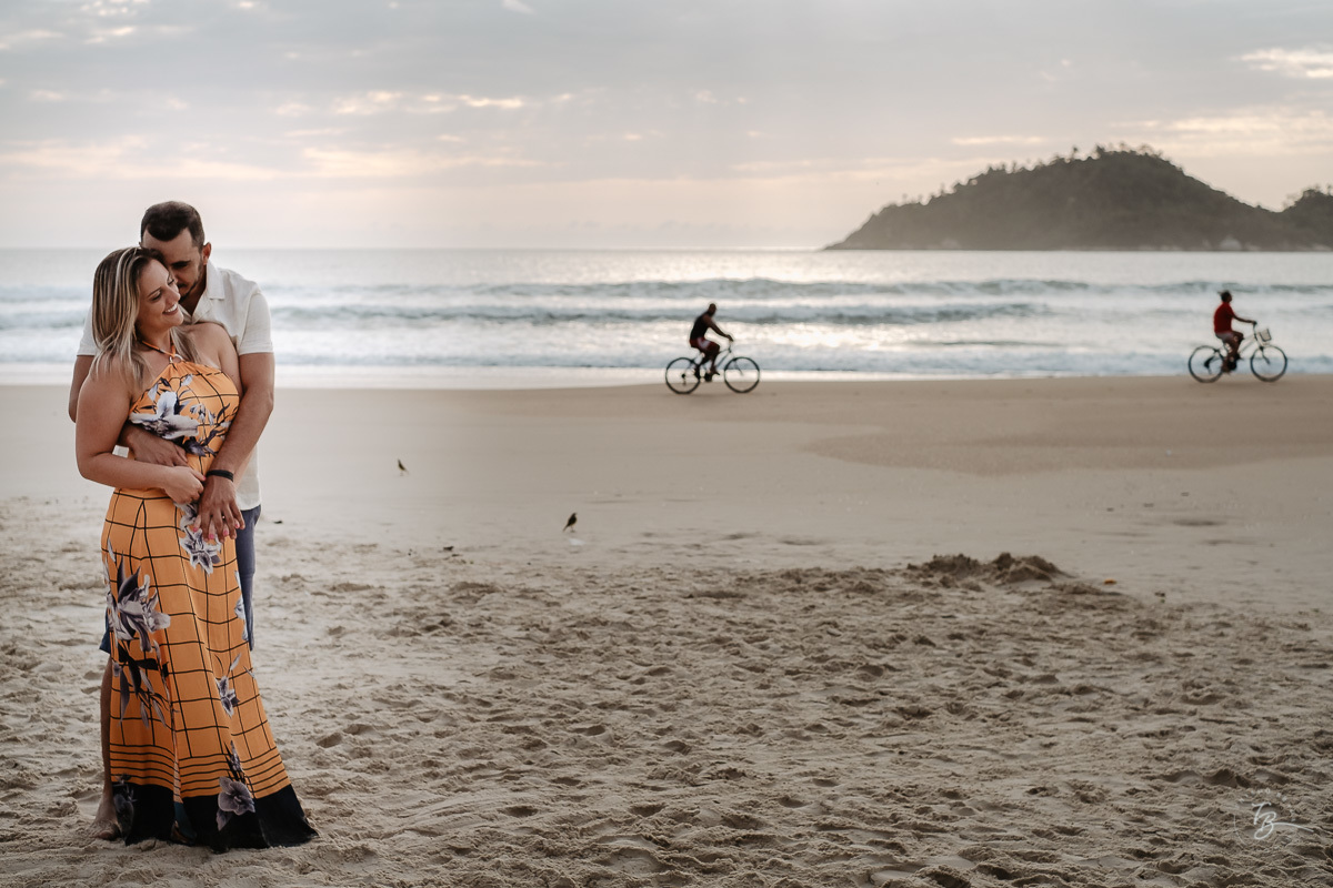 Fotografia de nascer do Sol, ensaio casal, praia do campeche em Florianópolis-SC.