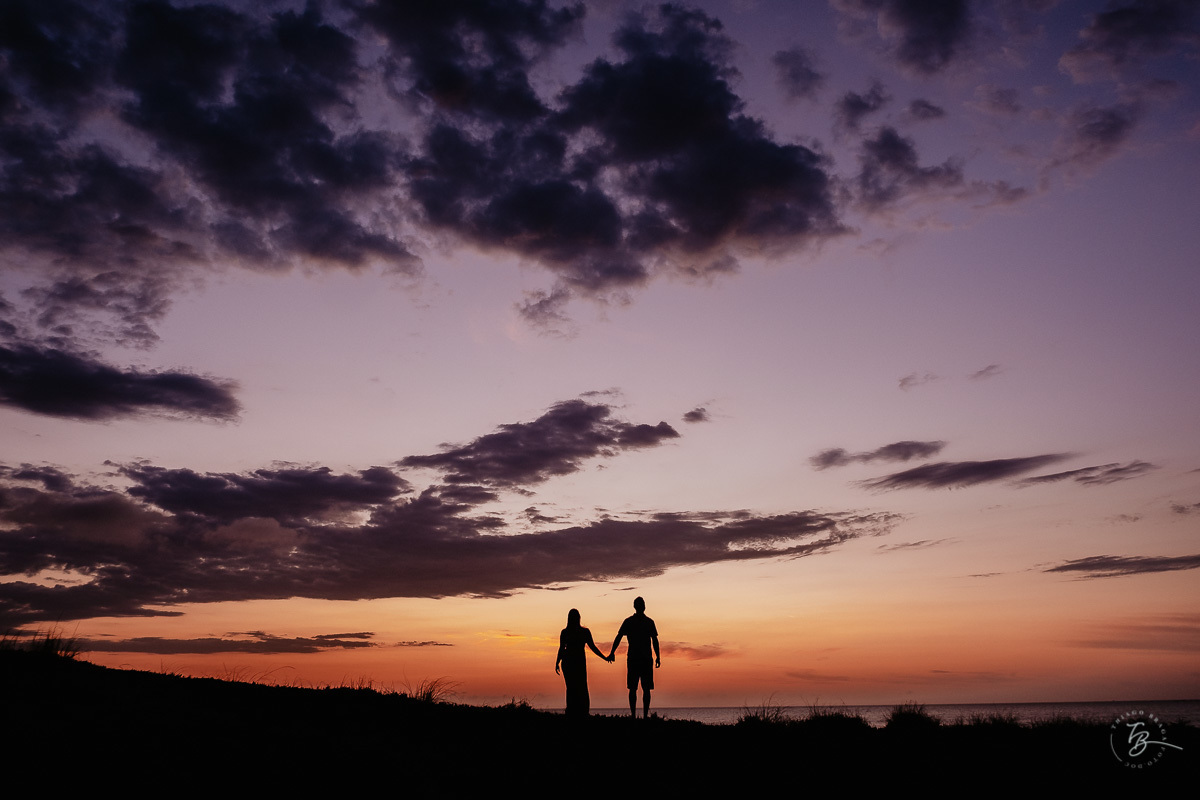 Fotografia de nascer do Sol, ensaio casal, praia do campeche em Florianópolis-SC.