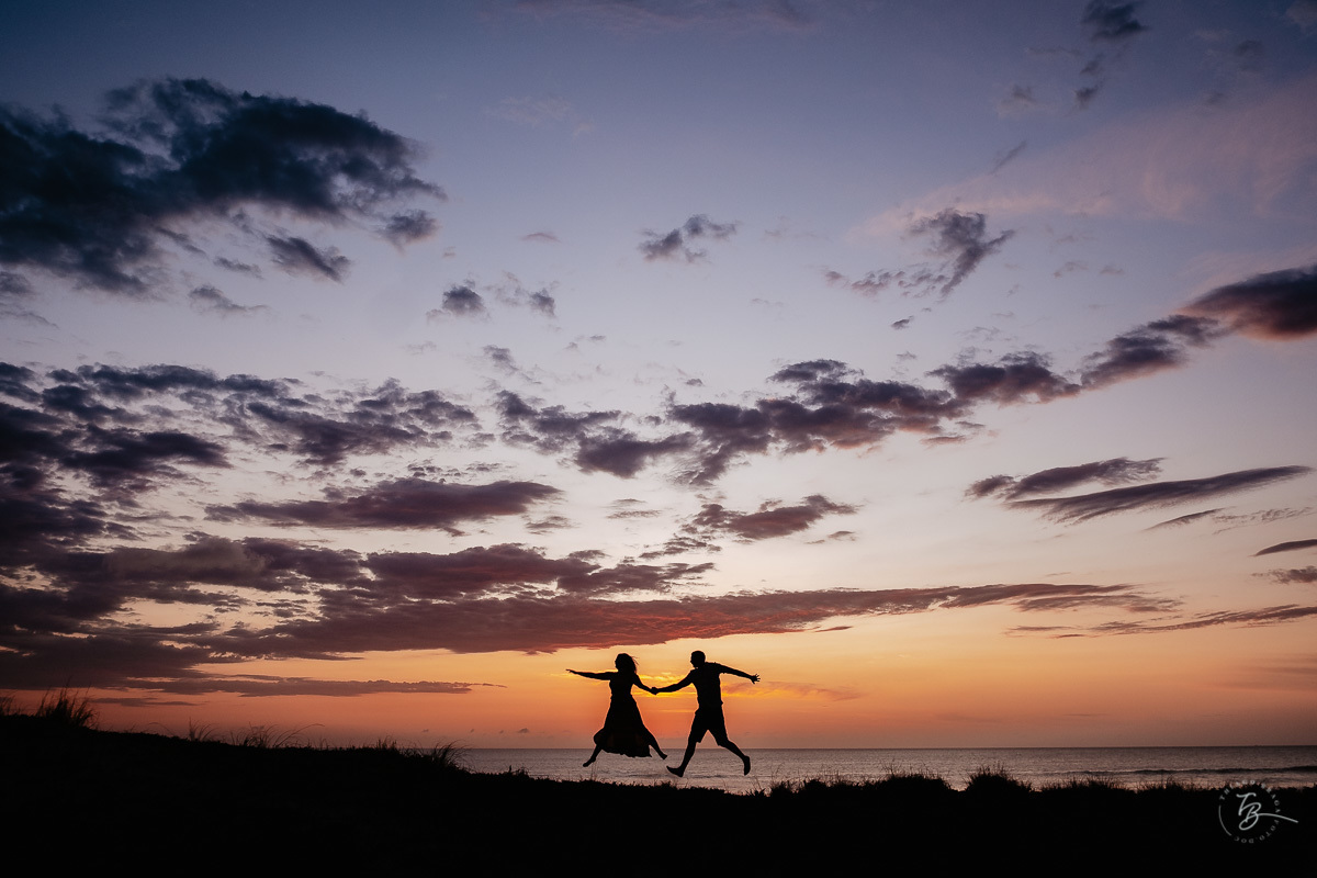 Fotografia de nascer do Sol, ensaio casal, praia do campeche em Florianópolis-SC.