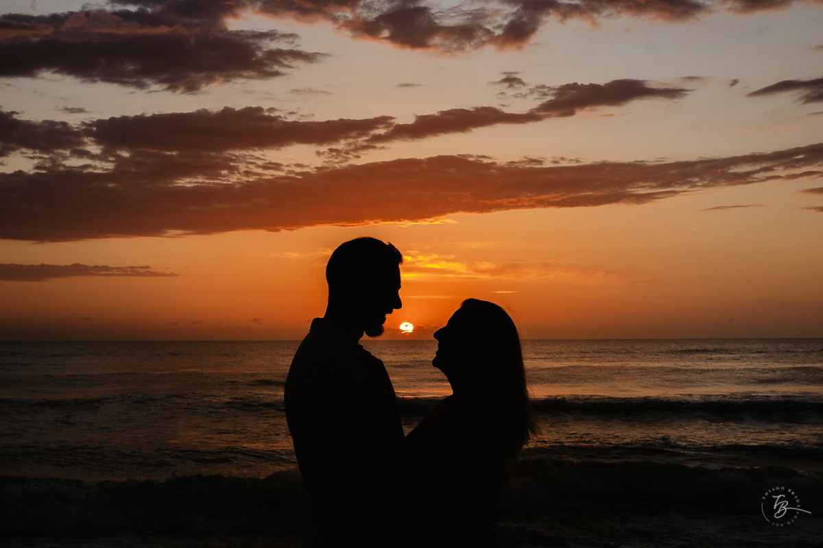 Fotografia de nascer do Sol, ensaio casal, praia do campeche em Florianópolis-SC.