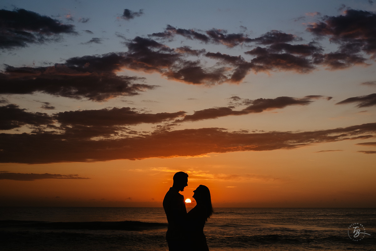 Fotografia de nascer do Sol, ensaio casal, praia do campeche em Florianópolis-SC.