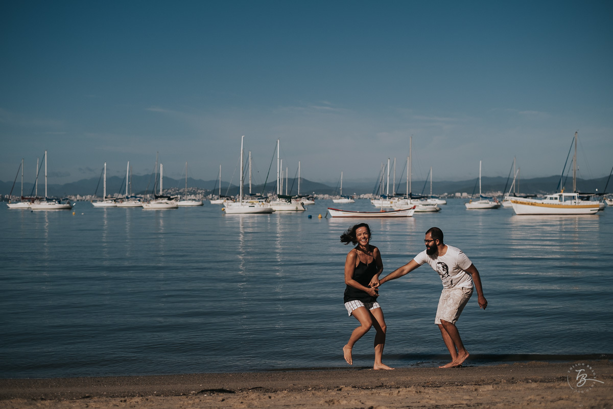 Ensaio de casal em Florianópolis. Santo Antonio de Lisboa e Sambaqui. Rafa e Ju.