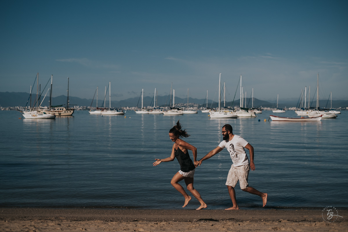 Ensaio de casal em Florianópolis. Santo Antonio de Lisboa e Sambaqui. Rafa e Ju.