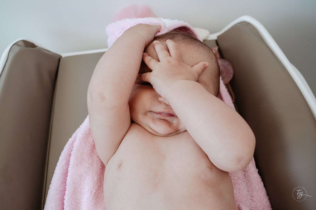 Ensaio de família em casa. 5 meses da Bia. Fotografia de familia em florianópolis/SC