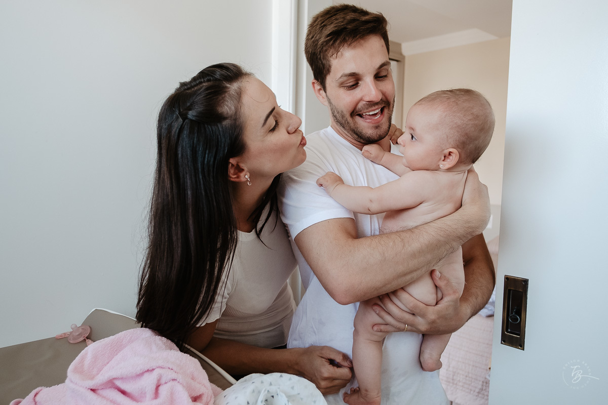 Ensaio de família em casa. 5 meses da Bia. Fotografia de familia em florianópolis/SC