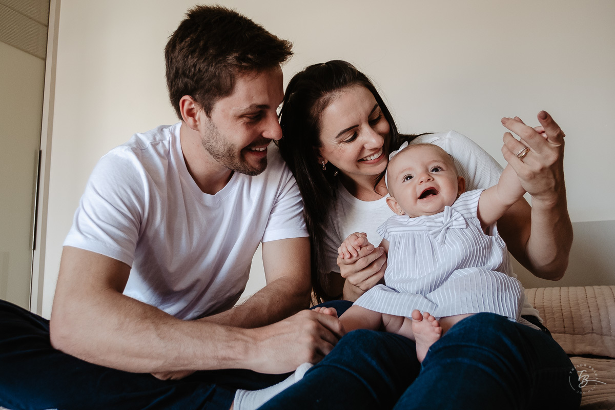 Ensaio de família em casa. 5 meses da Bia. Fotografia de familia em florianópolis/SC