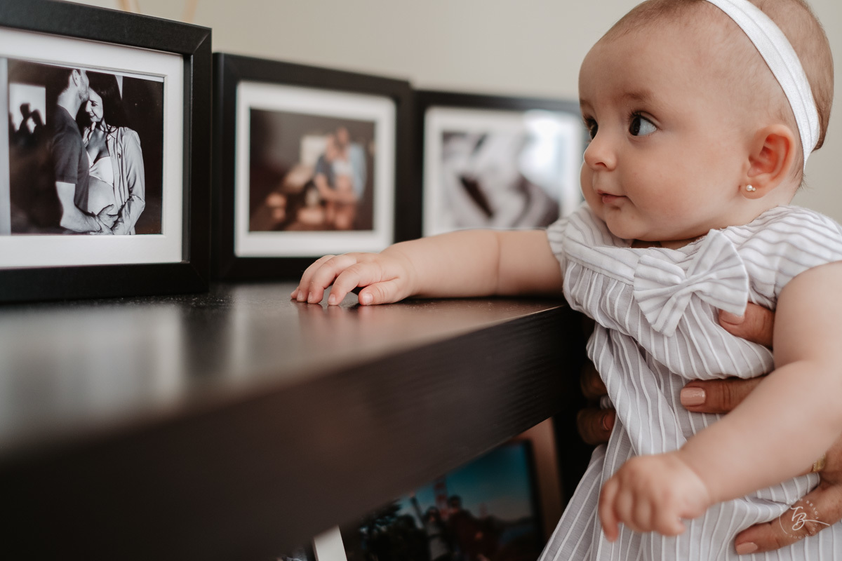 Ensaio de família em casa. 5 meses da Bia. Fotografia de familia em florianópolis/SC