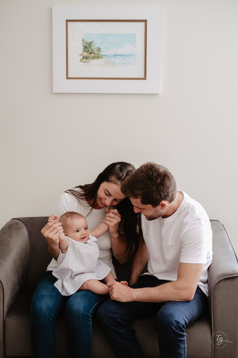 Ensaio de família em casa. 5 meses da Bia. Fotografia de familia em florianópolis/SC