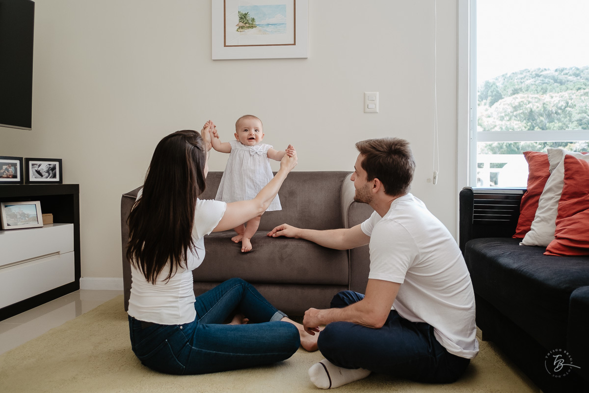 Ensaio de família em casa. 5 meses da Bia. Fotografia de familia em florianópolis/SC