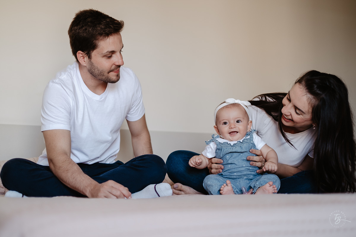 Ensaio de família em casa. 5 meses da Bia. Fotografia de familia em florianópolis/SC