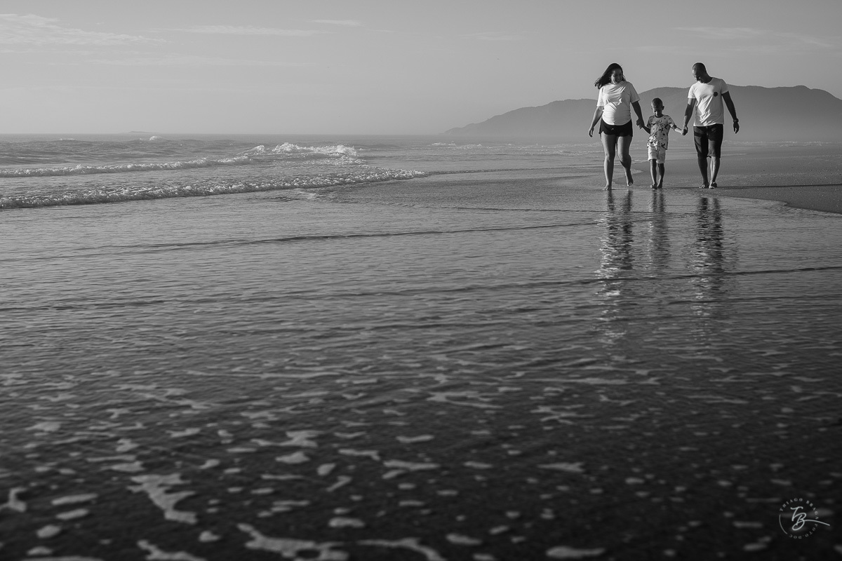Ensaio gestante na praia do campeche, em Florianópolis/SC. Fotografia de familia. Thiago Braga. Caue, Manu, Arthur a espera do Gabriel. 