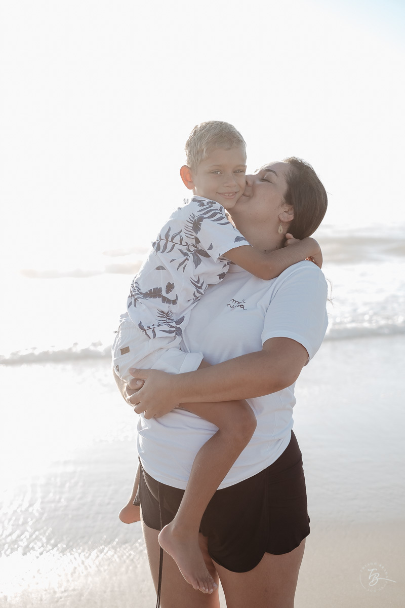 Ensaio gestante na praia do campeche, em Florianópolis/SC. Fotografia de familia. Thiago Braga. Caue, Manu, Arthur a espera do Gabriel. 