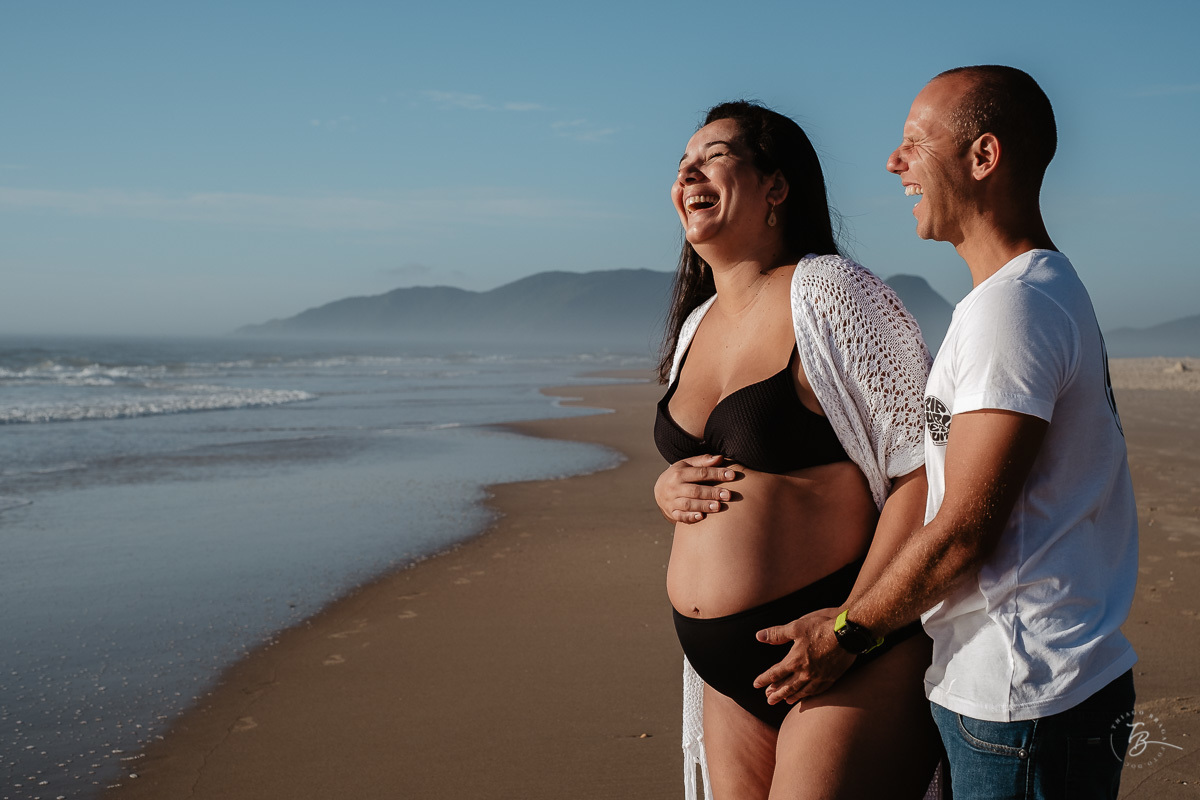 Ensaio gestante na praia do campeche, em Florianópolis/SC. Fotografia de familia. Thiago Braga. Caue, Manu, Arthur a espera do Gabriel. 
