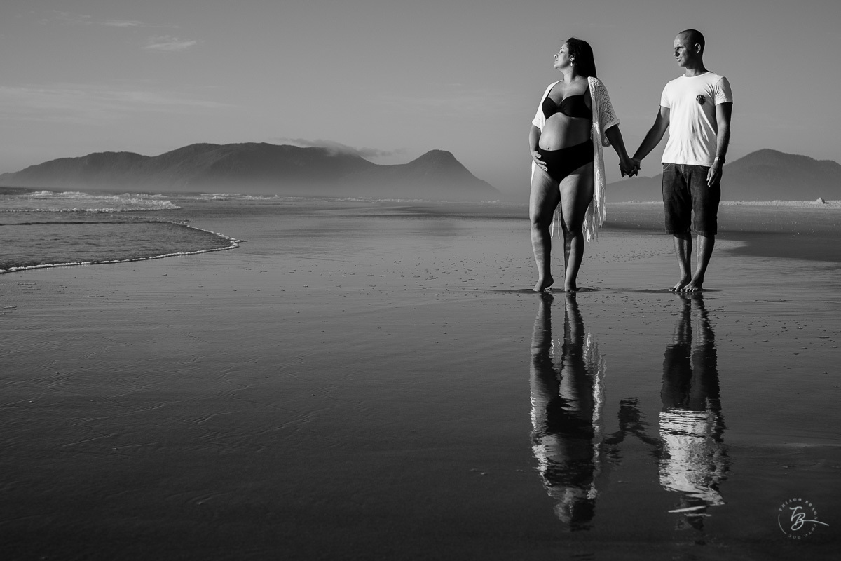 Ensaio gestante na praia do campeche, em Florianópolis/SC. Fotografia de familia. Thiago Braga. Caue, Manu, Arthur a espera do Gabriel. 