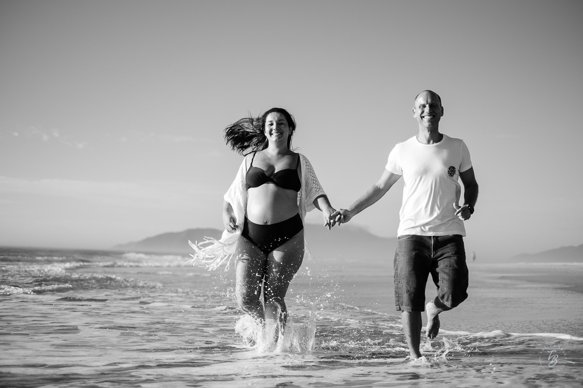 Ensaio gestante na praia do campeche, em Florianópolis/SC. Fotografia de familia. Thiago Braga. Caue, Manu, Arthur a espera do Gabriel. 