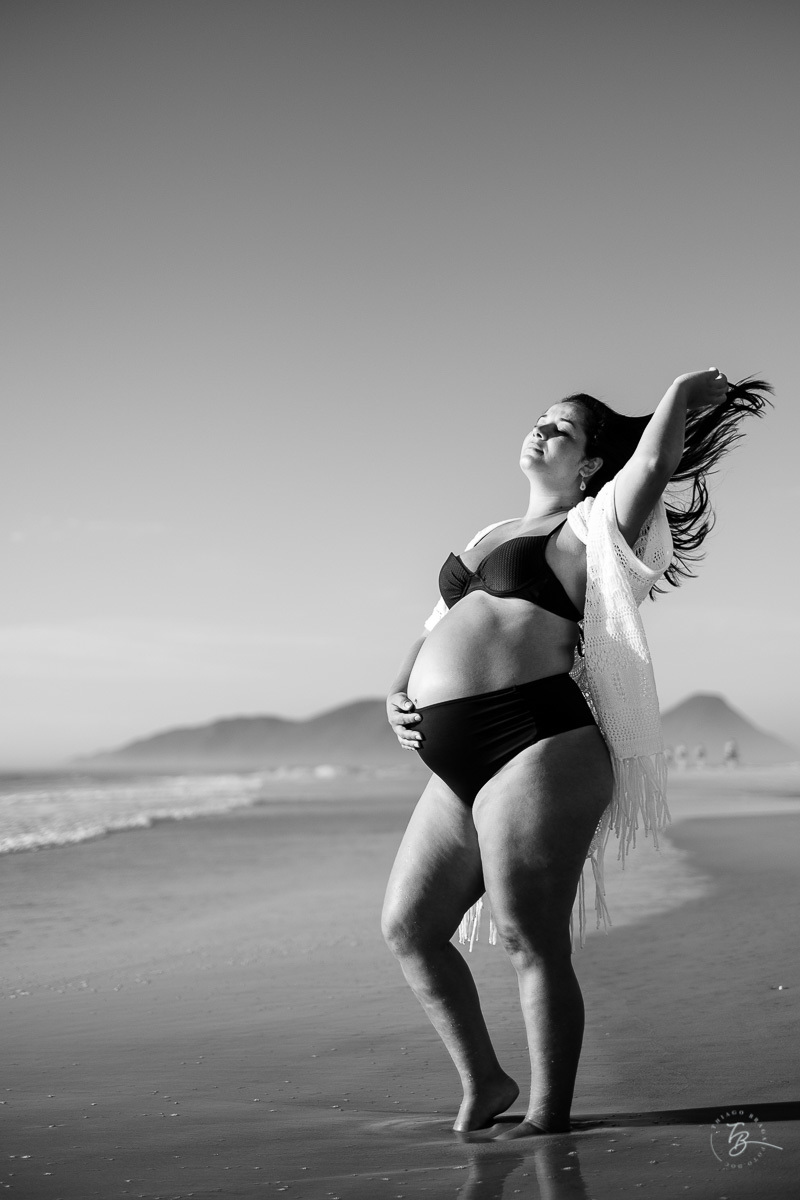 Ensaio gestante na praia do campeche, em Florianópolis/SC. Fotografia de familia. Thiago Braga. Caue, Manu, Arthur a espera do Gabriel. 