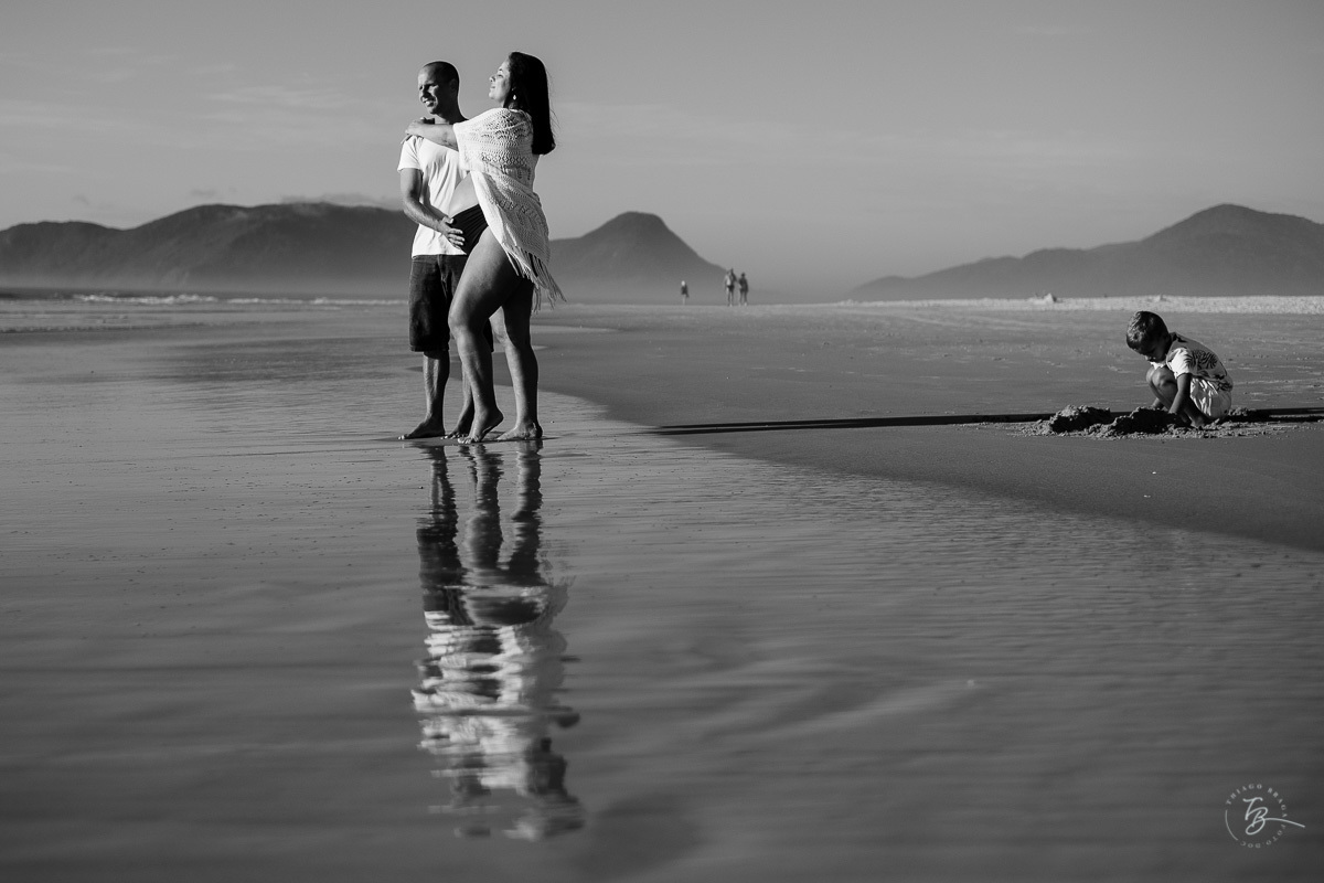 Ensaio gestante na praia do campeche, em Florianópolis/SC. Fotografia de familia. Thiago Braga. Caue, Manu, Arthur a espera do Gabriel. 