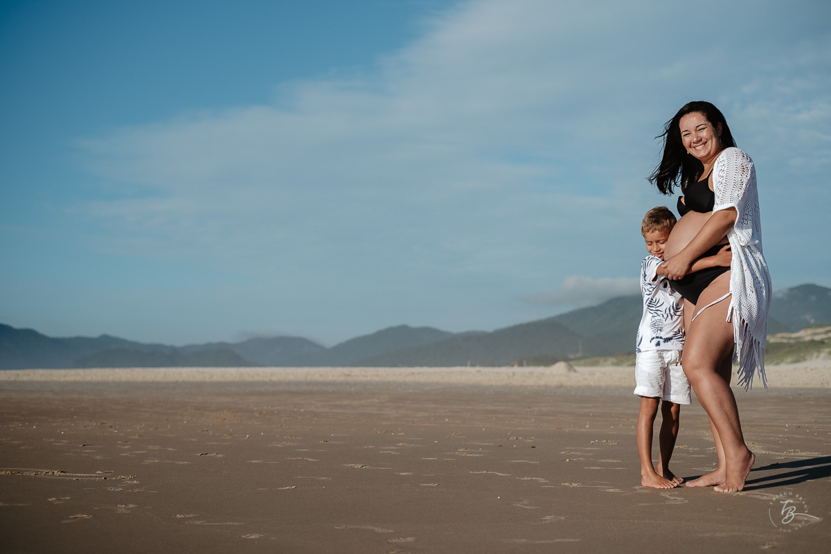 Ensaio gestante na praia do campeche, em Florianópolis/SC. Fotografia de familia. Thiago Braga. Caue, Manu, Arthur a espera do Gabriel. 