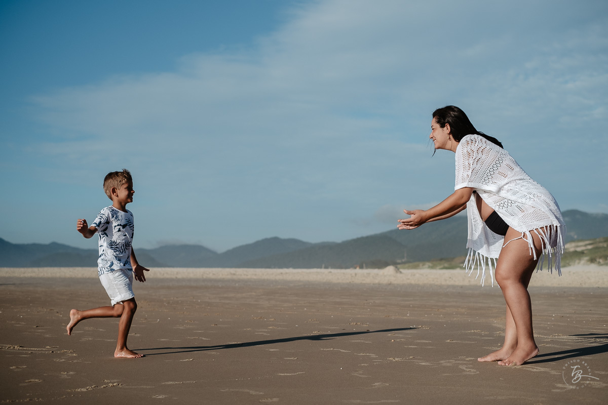 Ensaio gestante na praia do campeche, em Florianópolis/SC. Fotografia de familia. Thiago Braga. Caue, Manu, Arthur a espera do Gabriel. 