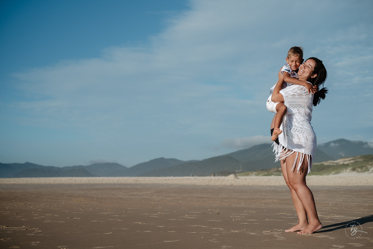Ensaio gestante na praia do campeche, em Florianópolis/SC. Fotografia de familia. Thiago Braga. Caue, Manu, Arthur a espera do Gabriel. 