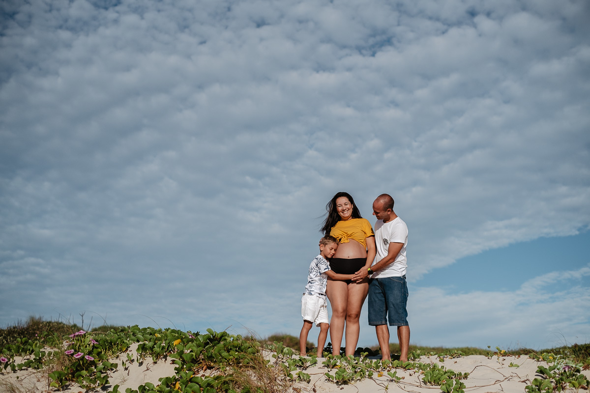 Ensaio gestante na praia do campeche, em Florianópolis/SC. Fotografia de familia. Thiago Braga. Caue, Manu, Arthur a espera do Gabriel. 
