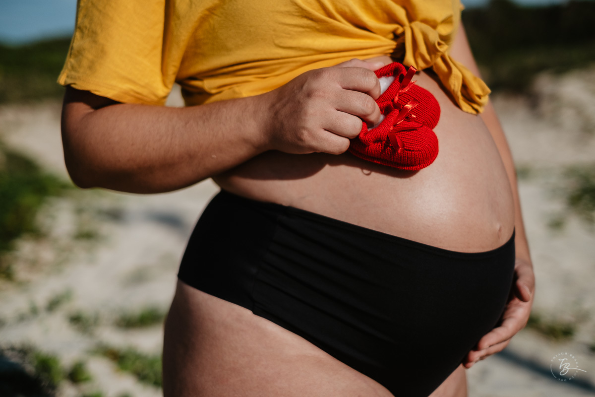 Ensaio gestante na praia do campeche, em Florianópolis/SC. Fotografia de familia. Thiago Braga. Caue, Manu, Arthur a espera do Gabriel. 