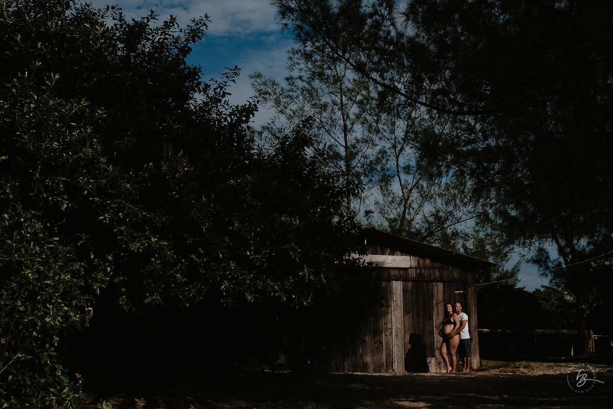 Ensaio gestante na praia do campeche, em Florianópolis/SC. Fotografia de familia. Thiago Braga. Caue, Manu, Arthur a espera do Gabriel. 
