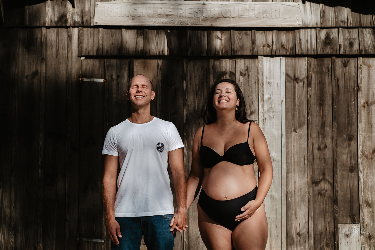 Ensaio gestante na praia do campeche, em Florianópolis/SC. Fotografia de familia. Thiago Braga. Caue, Manu, Arthur a espera do Gabriel. 