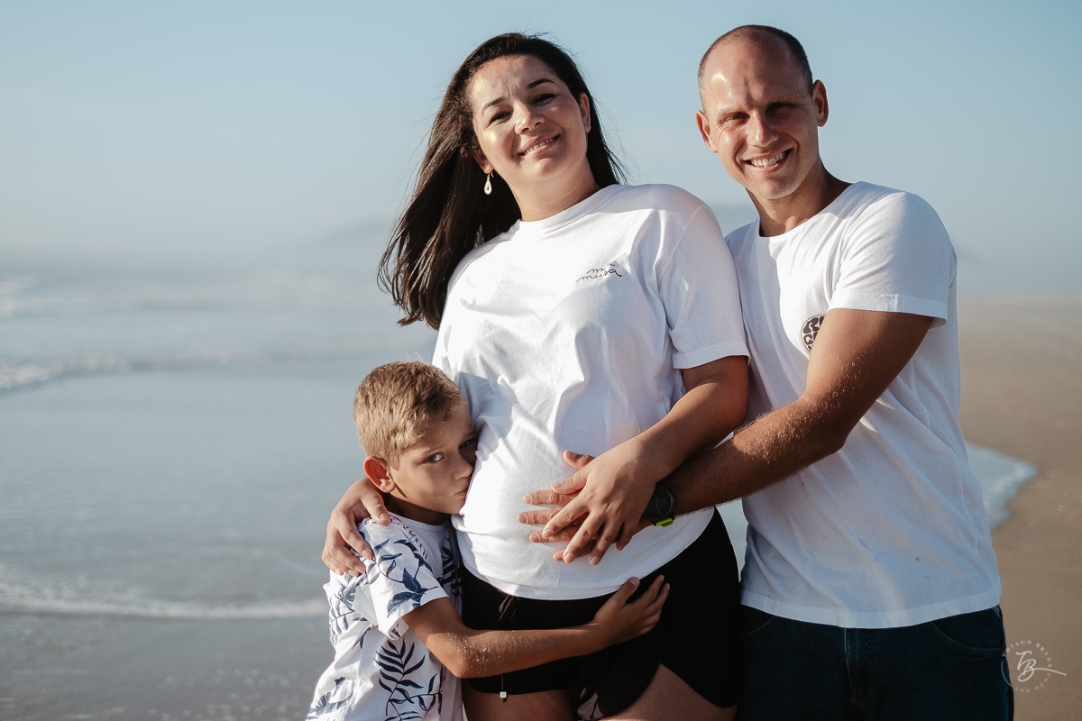 Ensaio gestante na praia do campeche, em Florianópolis/SC. Fotografia de familia. Thiago Braga. Caue, Manu, Arthur a espera do Gabriel. 