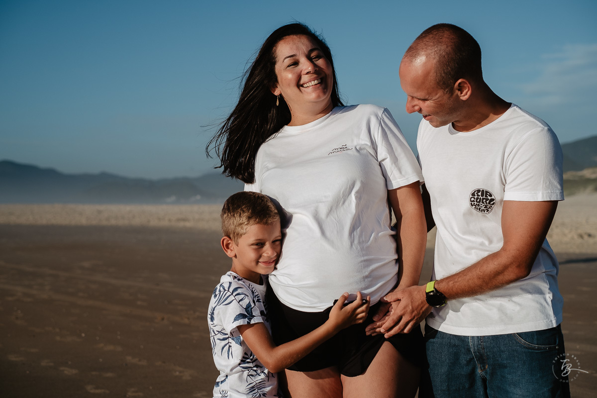 Ensaio gestante na praia do campeche, em Florianópolis/SC. Fotografia de familia. Thiago Braga. Caue, Manu, Arthur a espera do Gabriel. 