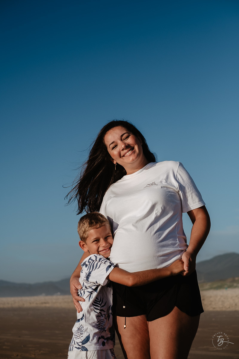 Ensaio gestante na praia do campeche, em Florianópolis/SC. Fotografia de familia. Thiago Braga. Caue, Manu, Arthur a espera do Gabriel. 