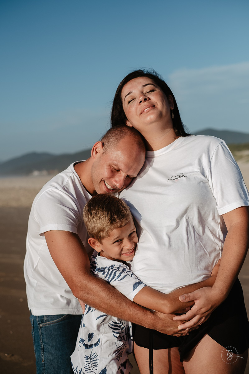 Ensaio gestante na praia do campeche, em Florianópolis/SC. Fotografia de familia. Thiago Braga. Caue, Manu, Arthur a espera do Gabriel. 