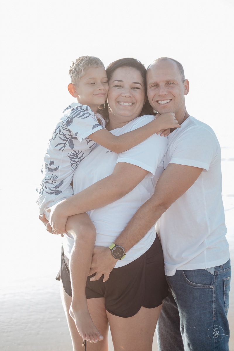 Ensaio gestante na praia do campeche, em Florianópolis/SC. Fotografia de familia. Thiago Braga. Caue, Manu, Arthur a espera do Gabriel. 
