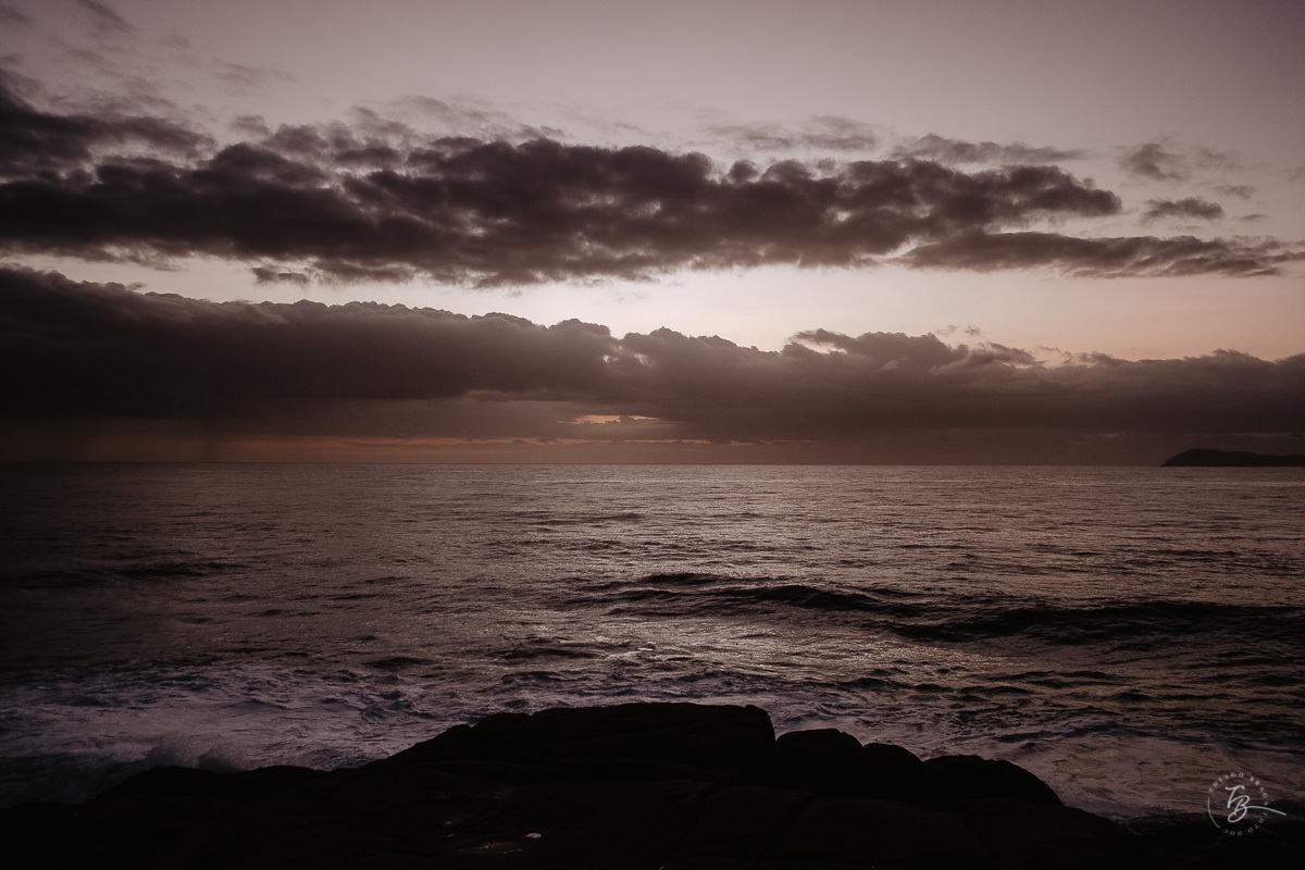 Ensaio pré-casamento na para da Guarda do embaú, Palhoça-SC. Amanhecer com os noivos Duana e Raphael. 