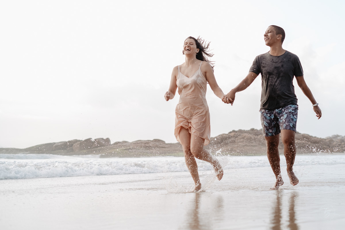 Ensaio pré-casamento na para da Guarda do embaú, Palhoça-SC. Amanhecer com os noivos Duana e Raphael. 