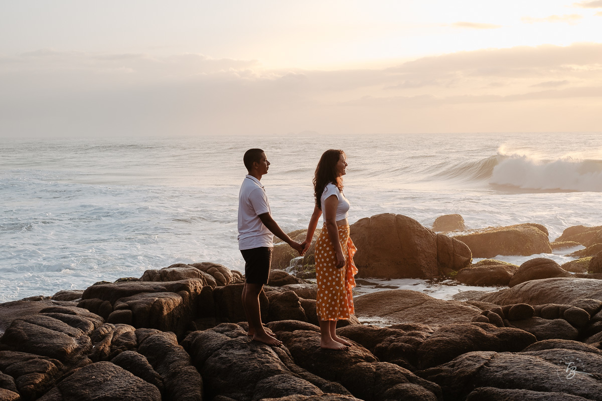 Ensaio pré-casamento na para da Guarda do embaú, Palhoça-SC. Amanhecer com os noivos Duana e Raphael. 