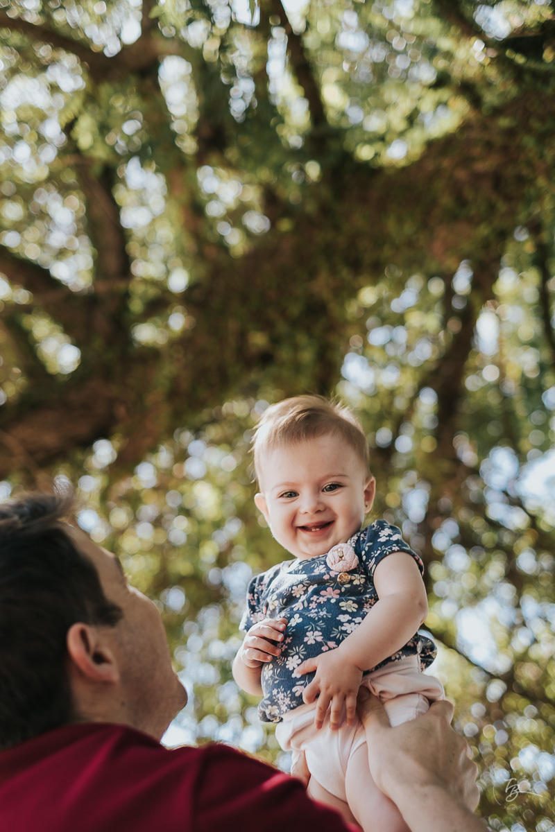 Ensaio de acompanhamento de primeiro ano da Helena. Ensaio lifestyle em coqueiros, Florianópolis/SC. 10 meses da Helena, Thiago Braga Foto