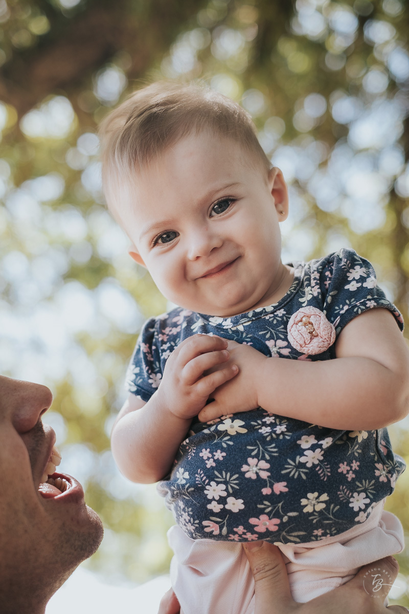 Ensaio de acompanhamento de primeiro ano da Helena. Ensaio lifestyle em coqueiros, Florianópolis/SC. 10 meses da Helena, Thiago Braga Foto