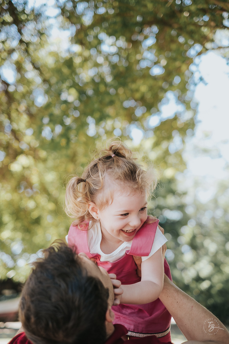 Ensaio de acompanhamento de primeiro ano da Helena. Ensaio lifestyle em coqueiros, Florianópolis/SC. 10 meses da Helena, Thiago Braga Foto