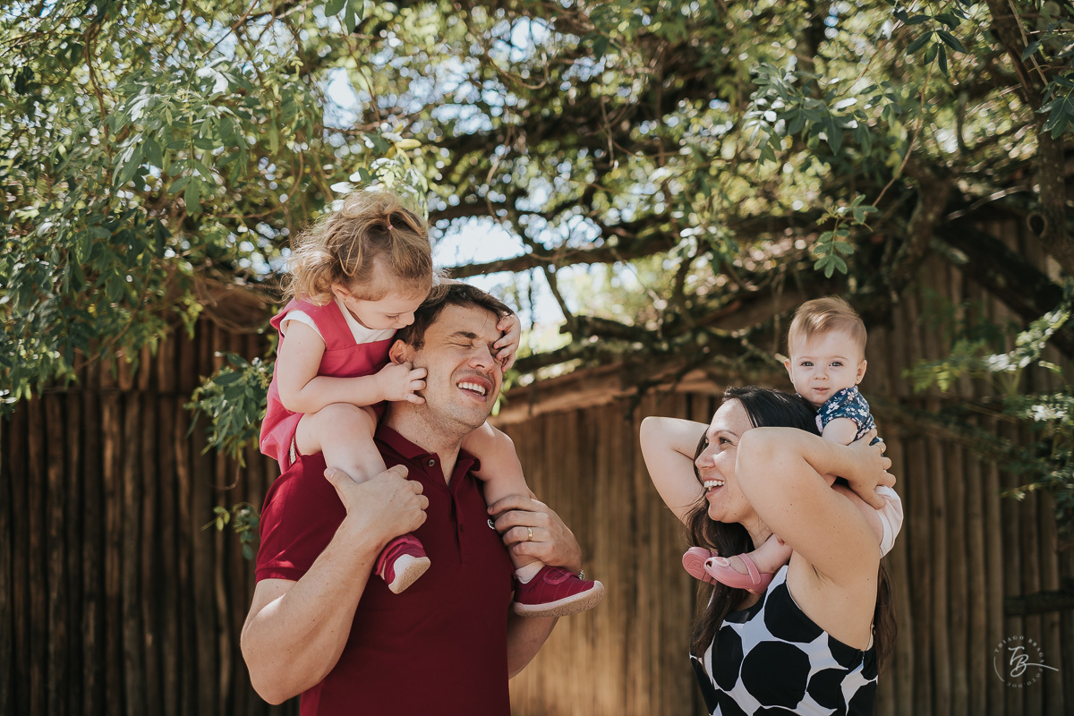 Ensaio de acompanhamento de primeiro ano da Helena. Ensaio lifestyle em coqueiros, Florianópolis/SC. 10 meses da Helena, Thiago Braga Foto