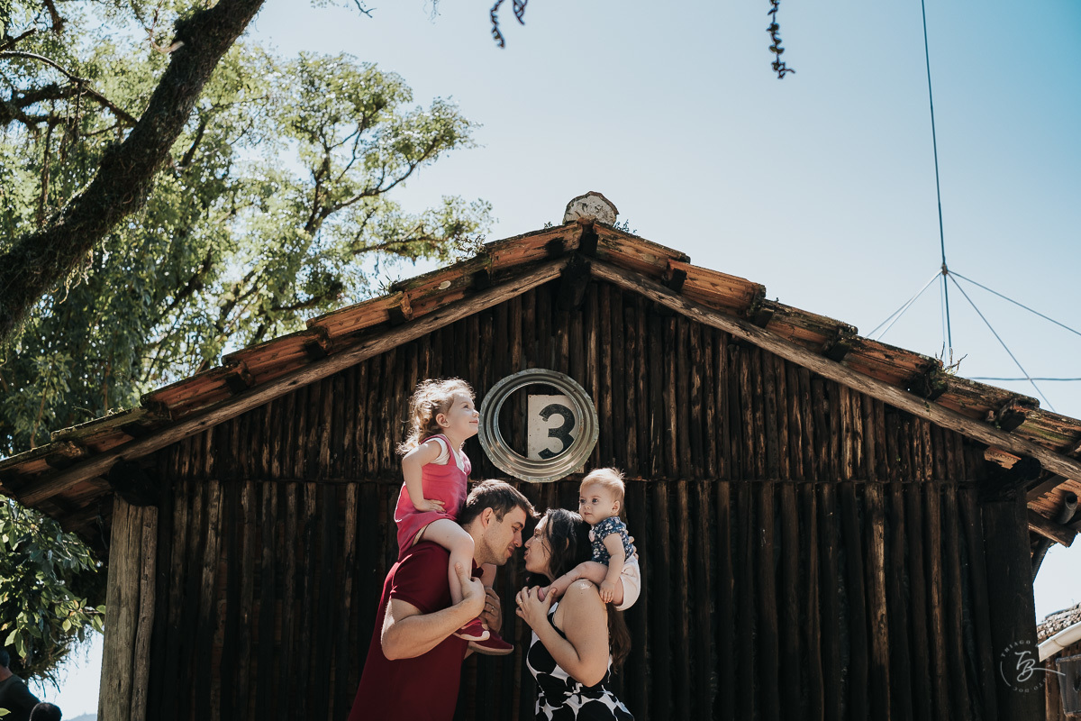 Ensaio de acompanhamento de primeiro ano da Helena. Ensaio lifestyle em coqueiros, Florianópolis/SC. 10 meses da Helena, Thiago Braga Foto